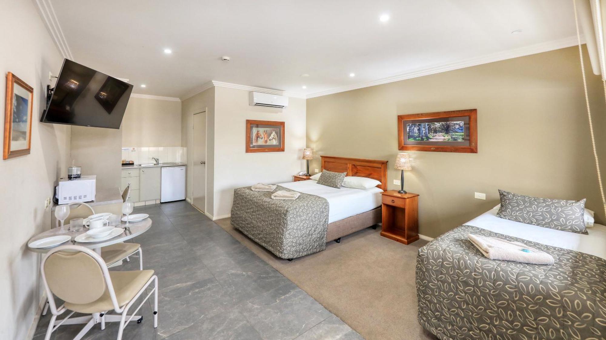 The Saltbush Motor Inn Hay Exterior foto