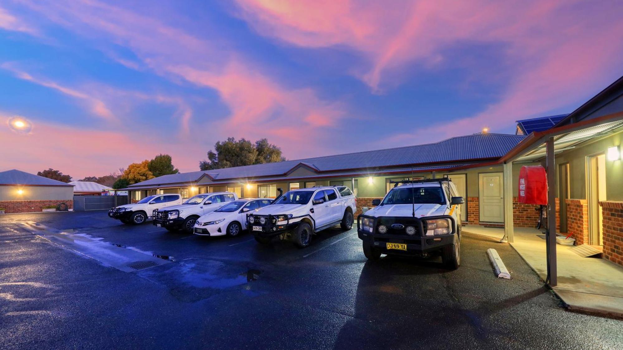 The Saltbush Motor Inn Hay Exterior foto