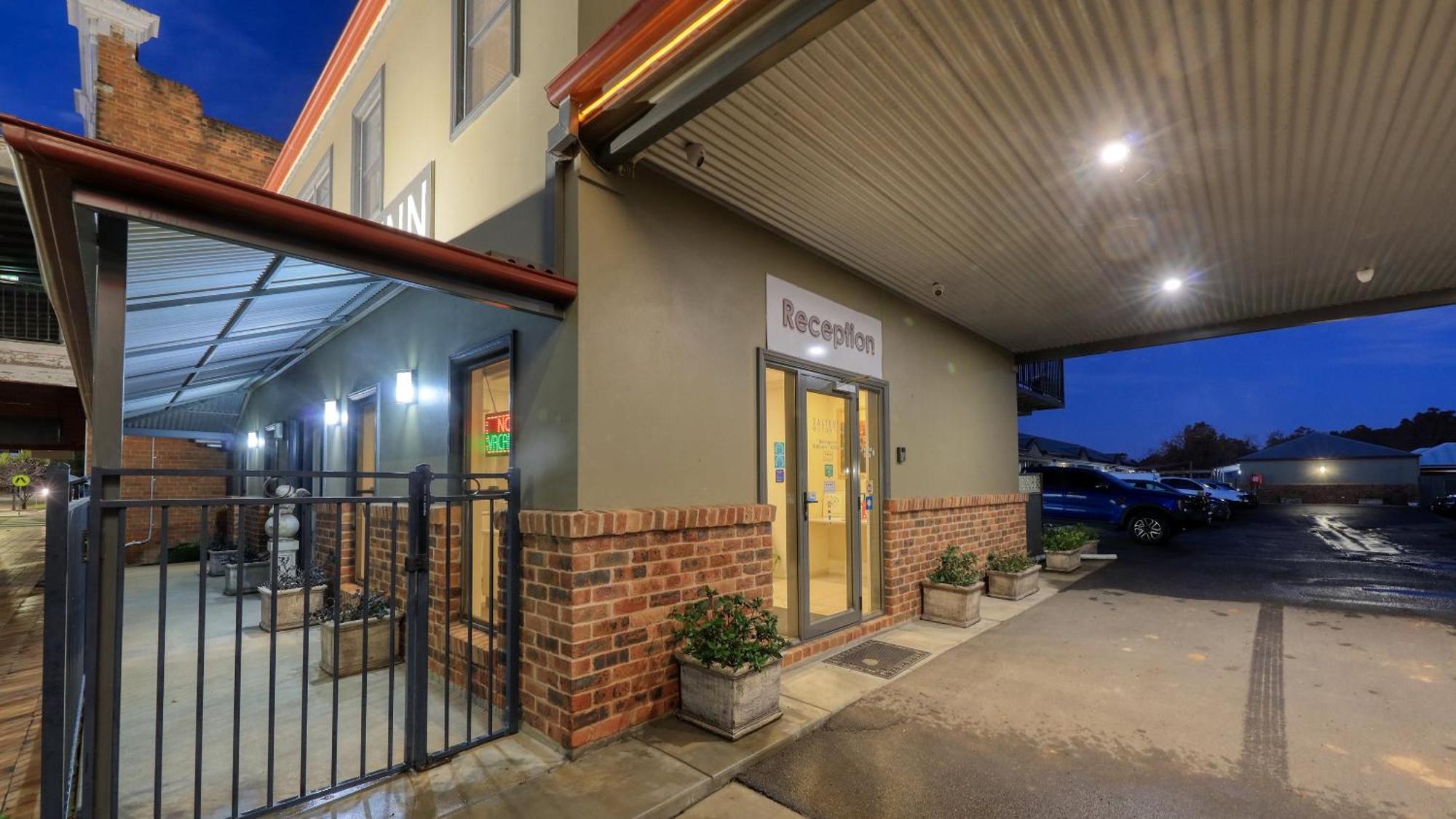 The Saltbush Motor Inn Hay Exterior foto